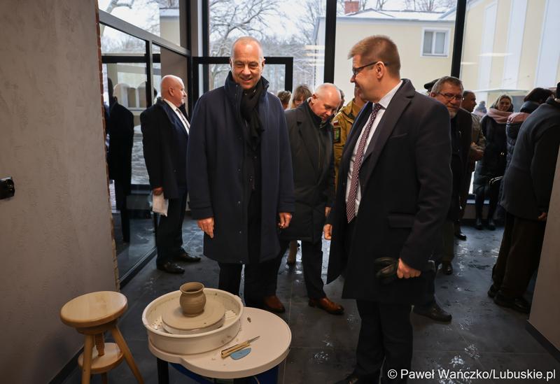 Marszałek Województwa Lubuskiego Marcin Jabłoński (z lewej) zwiedza zrewitalizowany Sulęciński Ośrodek Kultury. Obok burmistrz Sulęcina Dariusz Ejchart.