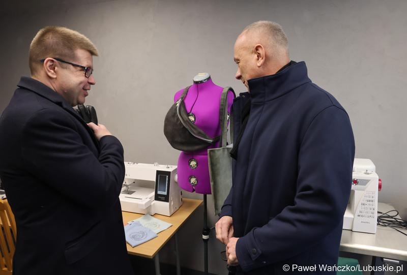 Marszałek Województwa Lubuskiego Marcin Jabłoński (z prawej) zwiedza zrewitalizowany Sulęciński Ośrodek Kultury.  Obok burmistrz Sulęcina Dariusz Ejchart.