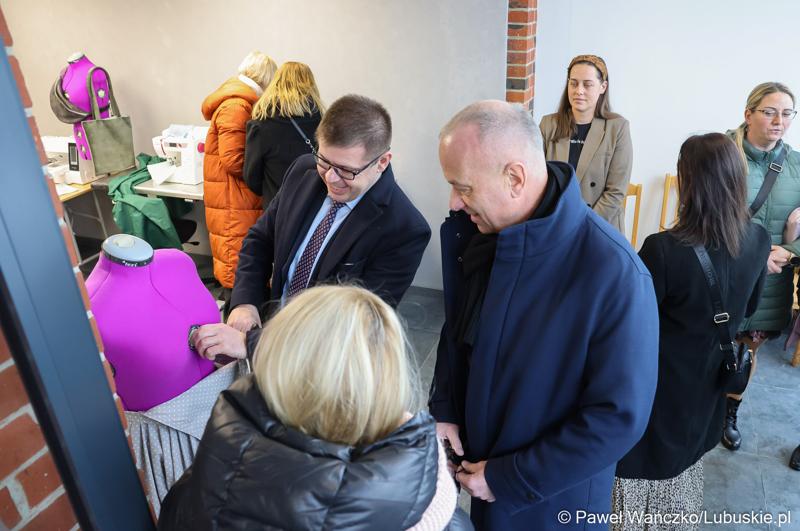 Marszałek Województwa Lubuskiego Marcin Jabłoński (z prawej) zwiedza zrewitalizowany Sulęciński Ośrodek Kultury
