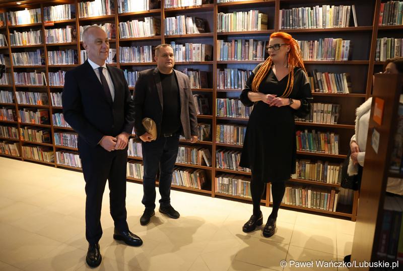 Marszałek Województwa Lubuskiego Marcin Jabłoński (z lewej) zwiedza bibliotekę w Sulęcińskim Ośrodku Kultury