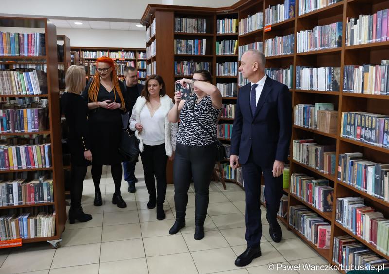 Marszałek Województwa Lubuskiego Marcin Jabłoński zwiedza bibliotekę w Sulęcińskim Ośrodku Kultury