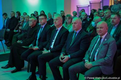Uczestnicy podsumowania unijnego projektu, dzięki któremu zrewitalizowano centrum Sulęcina