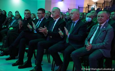 Uczestnicy podsumowania unijnego projektu, dzięki któremu zrewitalizowano centrum Sulęcina
