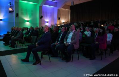 Uczestnicy podsumowania unijnego projektu, dzięki któremu zrewitalizowano centrum Sulęcina