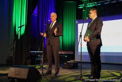 Marszałek Województwa Lubuskiego Marcin Jabłoński (z lewej) przemawia do uczestników podsumowania unijnego projektu, dzięki któremu zrewitalizowano centrum Sulęcina. Obok burmistrz Sulęcina Dariusz Ejchart