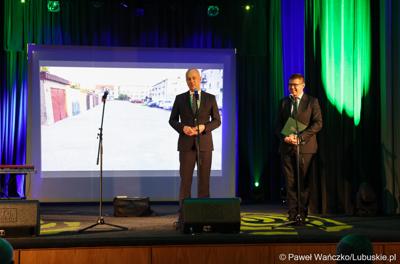 Marszałek Województwa Lubuskiego Marcin Jabłoński przemawia do uczestników podsumowania unijnego projektu, dzięki któremu zrewitalizowano centrum Sulęcina. Obok burmistrz Sulęcina Dariusz Ejchart