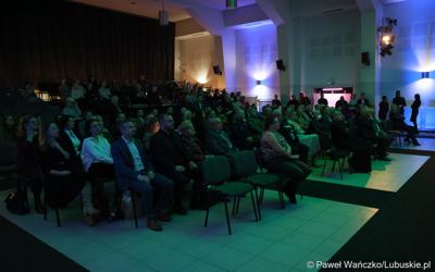 Uczestnicy podsumowania unijnego projektu, dzięki któremu zrewitalizowano centrum Sulęcina
