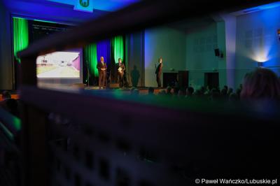 Marszałek Województwa Lubuskiego Marcin Jabłoński (z lewej) przemawia do uczestników podsumowania unijnego projektu, dzięki któremu zrewitalizowano centrum Sulęcina. Obok burmistrz Sulęcina Dariusz Ejchart