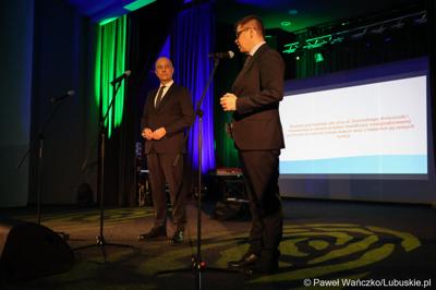 Marszałek Województwa Lubuskiego Marcin Jabłoński (z lewej) oraz burmistrz Sulęcina Dariusz Ejchart