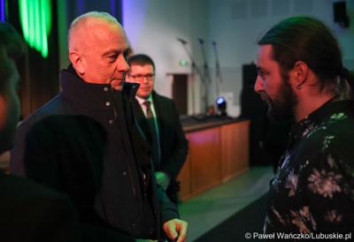 Marszałek Województwa Lubuskiego Marcin Jabłoński (z prawej) rozmawia z artystą podczas podsumowania unijnego projektu, dzięki któremu zrewitalizowano centrum Sulęcina