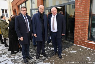 Uczestnicy podsumowania unijnego projektu, dzięki któremu zrewitalizowano centrum Sulęcina. Z lewej burmistrz Sulęcina Dariusz Ejchart.