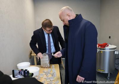 Marszałek Województwa Lubuskiego Marcin Jabłoński (z prawej) zwiedza zrewitalizowany Sulęciński Ośrodek Kultury. Obok burmistrz Sulęcina Dariusz Ejchart.