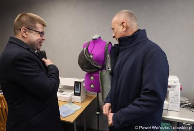 Marszałek Województwa Lubuskiego Marcin Jabłoński (z prawej) zwiedza zrewitalizowany Sulęciński Ośrodek Kultury.  Obok burmistrz Sulęcina Dariusz Ejchart.