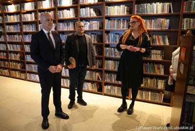 Marszałek Województwa Lubuskiego Marcin Jabłoński (z lewej) zwiedza bibliotekę w Sulęcińskim Ośrodku Kultury 