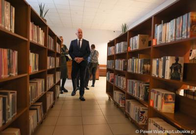 Marszałek Województwa Lubuskiego Marcin Jabłoński zwiedza bibliotekę w Sulęcińskim Ośrodku Kultury 