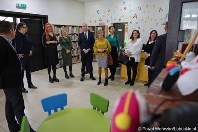 Marszałek Województwa Lubuskiego Marcin Jabłoński (w środku) zwiedza bibliotekę w Sulęcińskim Ośrodku Kultury 