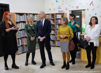 Marszałek Województwa Lubuskiego Marcin Jabłoński zwiedza bibliotekę w Sulęcińskim Ośrodku Kultury 
