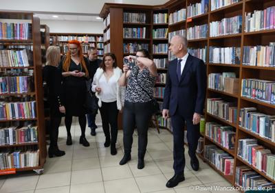 Marszałek Województwa Lubuskiego Marcin Jabłoński zwiedza bibliotekę w Sulęcińskim Ośrodku Kultury 