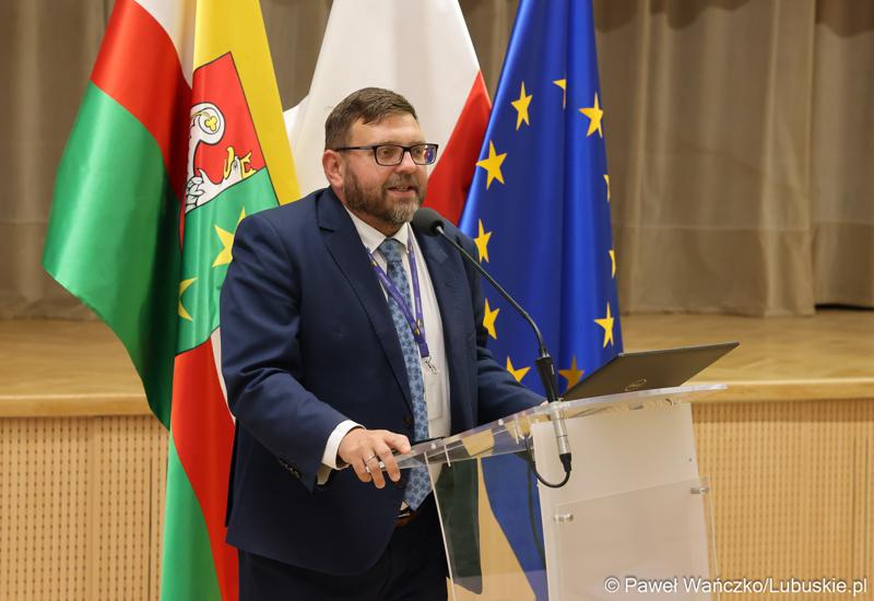 Dyr Departamentu Gospodarki i Rozwoju UMWL Jarosław Flakowski przemawia na spotkaniu ws. projektu aktualizacji Strategii Rozwoju Województwa Lubuskiego 2030