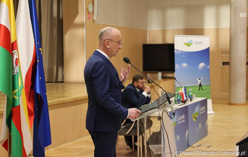 Marszałek Województwa Lubuskiego Marcin Jabłoński przemawia do uczestników spotkania ws. projektu aktualizacji Strategii Rozwoju Województwa Lubuskiego 2030