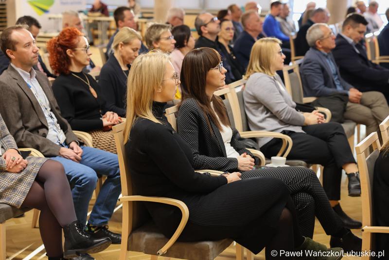 Uczestnicy piątkowego (19 stycznia 2023 r.) spotkania ws. projektu aktualizacji Strategii Rozwoju Województwa Lubuskiego 2030 w urzędzie marszałkowskim