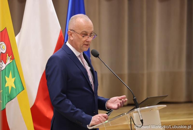 Marszałek Województwa Lubuskiego Marcin Jabłoński przemawia do uczestników spotkania ws. projektu aktualizacji Strategii Rozwoju Województwa Lubuskiego 2030