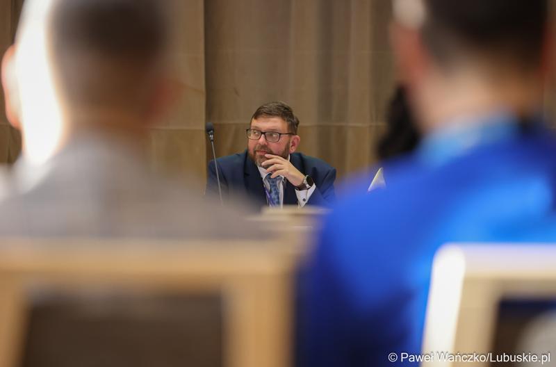 Dyr Departamentu Gospodarki i Rozwoju UMWL Jarosław Flakowski na spotkaniu ws. projektu aktualizacji Strategii Rozwoju Województwa Lubuskiego 2030