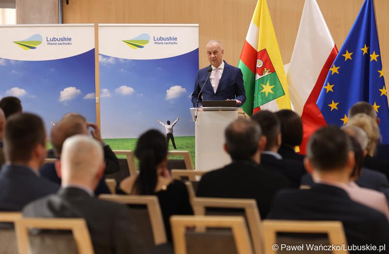 Marszałek Województwa Lubuskiego Marcin Jabłoński przemawia do uczestników spotkania ws. projektu aktualizacji Strategii Rozwoju Województwa Lubuskiego 2030
