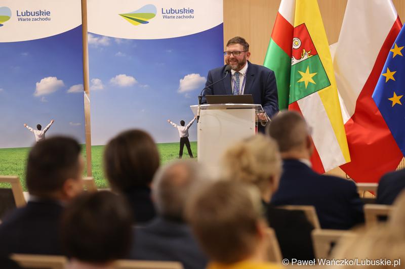 Dyr Departamentu Gospodarki i Rozwoju UMWL Jarosław Flakowski przemawia do uczestników spotkania ws. projektu aktualizacji Strategii Rozwoju Województwa Lubuskiego 2030