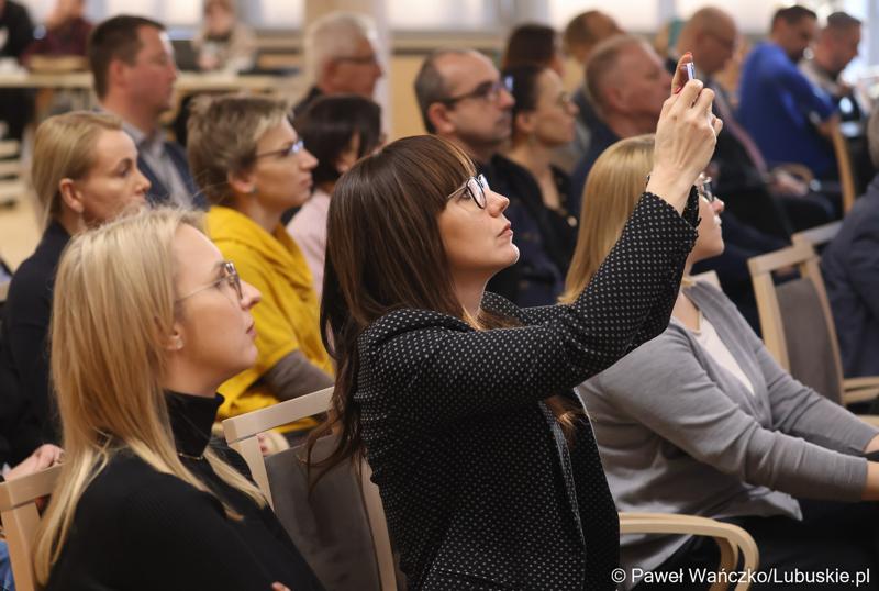 Uczestnicy piątkowego (19 stycznia 2023 r.) spotkania ws. projektu aktualizacji Strategii Rozwoju Województwa Lubuskiego 2030 w urzędzie marszałkowskim