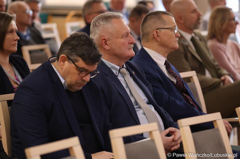 Uczestnicy piątkowego (19 stycznia 2023 r.) spotkania ws. projektu aktualizacji Strategii Rozwoju Województwa Lubuskiego 2030 w urzędzie marszałkowskim