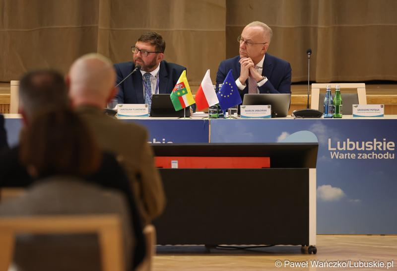 Od lewej: dyr Departamentu Gospodarki i Rozwoju UMWL Jarosław Flakowski oraz Marszałek Województwa Lubuskiego Marcin Jabłoński, na spotkaniu ws. projektu aktualizacji Strategii Rozwoju Województwa Lubuskiego 2030
