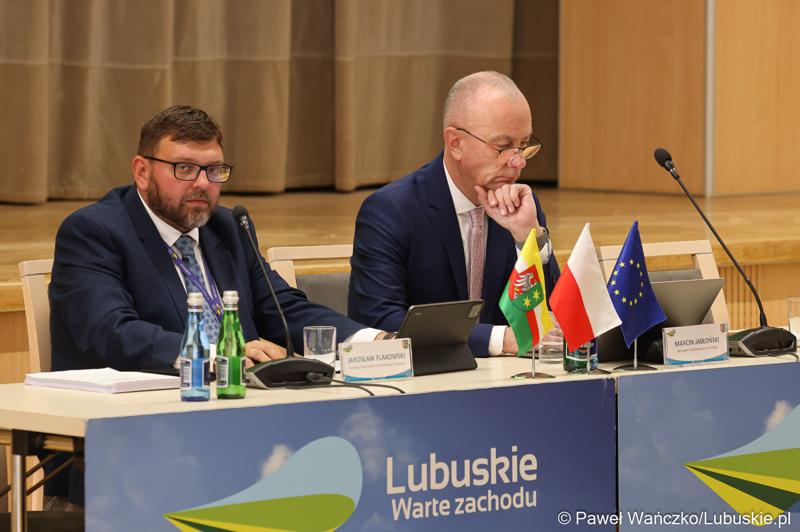 Od lewej: dyr Departamentu Gospodarki i Rozwoju UMWL Jarosław Flakowski oraz Marszałek Województwa Lubuskiego Marcin Jabłoński, na spotkaniu ws. projektu aktualizacji Strategii Rozwoju Województwa Lubuskiego 2030