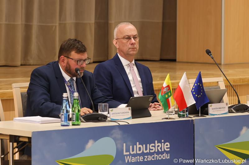 Od lewej: dyr Departamentu Gospodarki i Rozwoju UMWL Jarosław Flakowski oraz Marszałek Województwa Lubuskiego Marcin Jabłoński, na spotkaniu ws. projektu aktualizacji Strategii Rozwoju Województwa Lubuskiego 2030