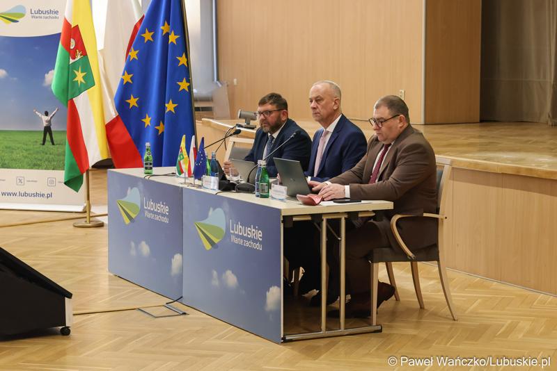 Od lewej: dyr Departamentu Gospodarki i Rozwoju UMWL Jarosław Flakowski, Marszałek Województwa Lubuskiego Marcin Jabłoński oraz wicemarszałek Grzegorz Potęga, na spotkaniu ws. projektu aktualizacji Strategii Rozwoju Województwa Lubuskiego 2030