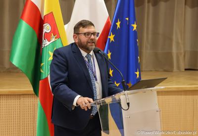 Dyr Departamentu Gospodarki i Rozwoju UMWL Jarosław Flakowski przemawia na spotkaniu ws. projektu aktualizacji Strategii Rozwoju Województwa Lubuskiego 2030 