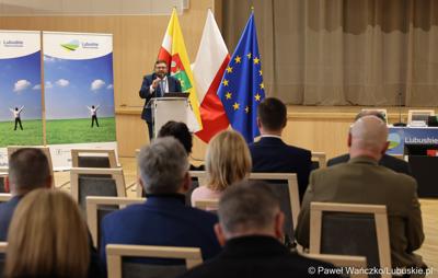 Dyr Departamentu Gospodarki i Rozwoju UMWL Jarosław Flakowski przemawia na spotkaniu ws. projektu aktualizacji Strategii Rozwoju Województwa Lubuskiego 2030 