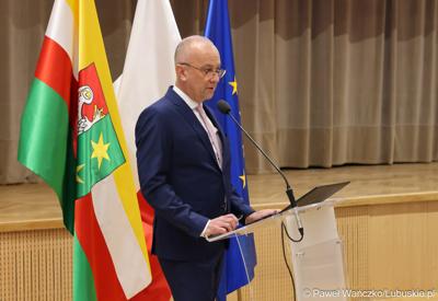 Marszałek Województwa Lubuskiego Marcin Jabłoński przemawia do uczestników spotkania ws. projektu aktualizacji Strategii Rozwoju Województwa Lubuskiego 2030 