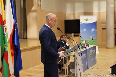 Marszałek Województwa Lubuskiego Marcin Jabłoński przemawia do uczestników spotkania ws. projektu aktualizacji Strategii Rozwoju Województwa Lubuskiego 2030 