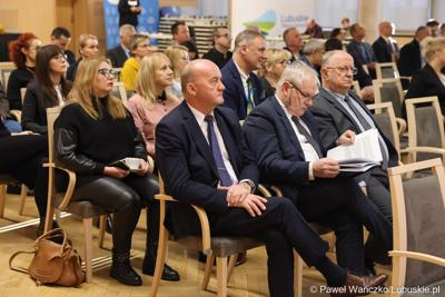 Uczestnicy piątkowego (19 stycznia 2023 r.) spotkania ws. projektu aktualizacji Strategii Rozwoju Województwa Lubuskiego 2030 w urzędzie marszałkowskim 