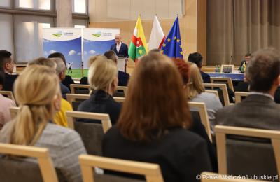 Marszałek Województwa Lubuskiego Marcin Jabłoński przemawia do uczestników spotkania ws. projektu aktualizacji Strategii Rozwoju Województwa Lubuskiego 2030 