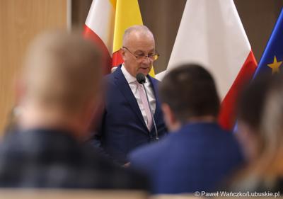 Marszałek Województwa Lubuskiego Marcin Jabłoński przemawia do uczestników spotkania ws. projektu aktualizacji Strategii Rozwoju Województwa Lubuskiego 2030 