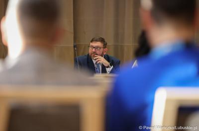 Dyr Departamentu Gospodarki i Rozwoju UMWL Jarosław Flakowski na spotkaniu ws. projektu aktualizacji Strategii Rozwoju Województwa Lubuskiego 2030 