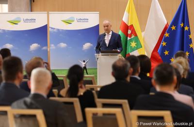 Marszałek Województwa Lubuskiego Marcin Jabłoński przemawia do uczestników spotkania ws. projektu aktualizacji Strategii Rozwoju Województwa Lubuskiego 2030 