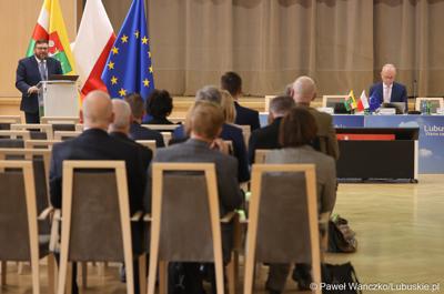 Z lewej: dyr Departamentu Gospodarki i Rozwoju UMWL Jarosław Flakowski przemawia na spotkaniu ws. projektu aktualizacji Strategii Rozwoju Województwa Lubuskiego 2030. Z prawej Marszałek Województwa Lubuskiego Marcin Jabłoński.