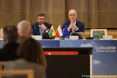 Od lewej: dyr Departamentu Gospodarki i Rozwoju UMWL Jarosław Flakowski oraz Marszałek Województwa Lubuskiego Marcin Jabłoński, na spotkaniu ws. projektu aktualizacji Strategii Rozwoju Województwa Lubuskiego 2030 