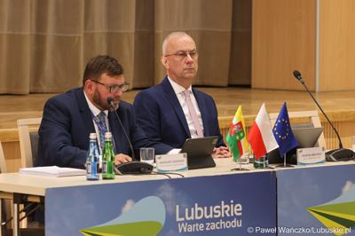Od lewej: dyr Departamentu Gospodarki i Rozwoju UMWL Jarosław Flakowski oraz Marszałek Województwa Lubuskiego Marcin Jabłoński, na spotkaniu ws. projektu aktualizacji Strategii Rozwoju Województwa Lubuskiego 2030 