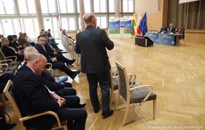 Uczestnicy piątkowego (19 stycznia 2023 r.) spotkania ws. projektu aktualizacji Strategii Rozwoju Województwa Lubuskiego 2030 w urzędzie marszałkowskim 
