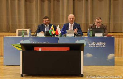 Od lewej: dyr Departamentu Gospodarki i Rozwoju UMWL Jarosław Flakowski, Marszałek Województwa Lubuskiego Marcin Jabłoński oraz Wicemarszałek Grzegorz Potęga, na spotkaniu ws. projektu aktualizacji Strategii Rozwoju Województwa Lubuskiego 2030 