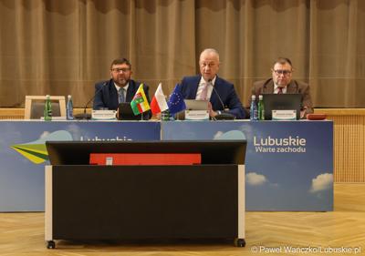 Od lewej: dyr Departamentu Gospodarki i Rozwoju UMWL Jarosław Flakowski, Marszałek Województwa Lubuskiego Marcin Jabłoński oraz Wicemarszałek Grzegorz Potega, na spotkaniu ws. projektu aktualizacji Strategii Rozwoju Województwa Lubuskiego 2030 